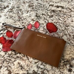 NWT MICHAEL KORS Wristlet